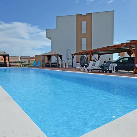Beautiful In With Swimming Pool Apartmán *
